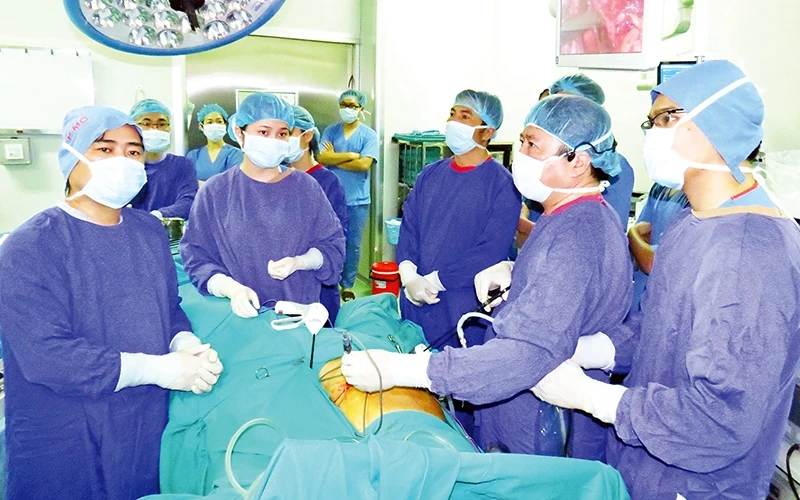 Các bác sĩ Bệnh viện Việt Đức điều trị cho bệnh nhân nước ngoài.