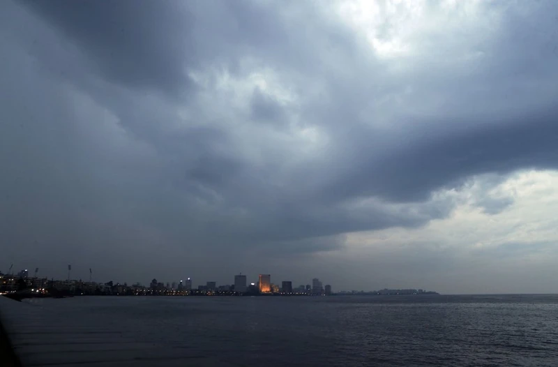 Mây đen báo hiệu mưa lớn trước bão Nisarga ở ngoài khơi Mumbai ngày 2-6 (Ảnh: AP)
