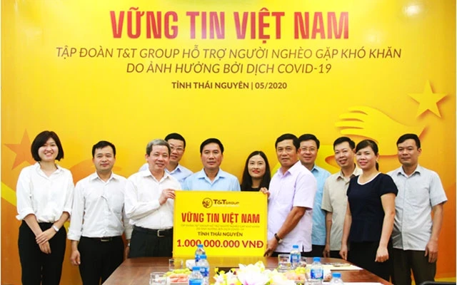 Tập đoàn T&T Group trao quà cho đại diện lãnh đạo tỉnh Thái Nguyên. 
