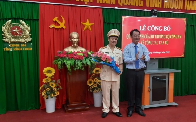 Chủ tịch UBND tỉnh Vĩnh Long Lữ Quang Ngời tặng hoa chúc mừng tân Phó Giám đốc tỉnh Vĩnh Long. 