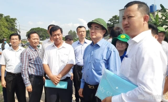 Bí thư Thành ủy TP Hồ Chí Minh, Nguyễn Thiện Nhân trong chuyến kiểm tra vi phạm trật tự xây dựng tại huyện Bình Chánh, ngày 17-5.