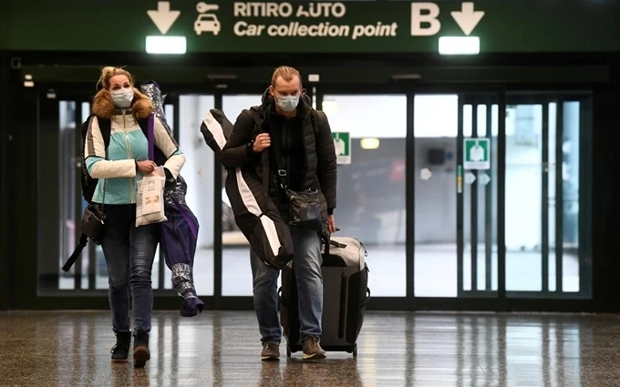 Hành khách đeo khẩu trang khi đến sân bay Malpensa, gần Milan, Italy, ngày 9-3. (Ảnh: Reuters)