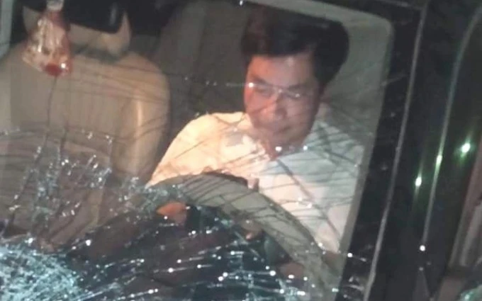 Ông Nguyễn Văn Điều ngồi trong xe sau khi gây ra tai nạn nghiêm trọng, ngày 8-5.