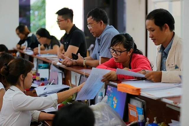 Người lao động tìm hiểu chính sách BHXH, Bảo hiểm thất nghiệp tại Cơ quan BHXH TP Hồ Chí Minh trước mùa dịch Covid-19 (Ảnh minh họa: Quý Hiền).