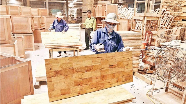 Sản xuất gỗ xuất khẩu tại Công ty TNHH Vũ Thịnh (Bắc Giang). Ảnh: VŨ SINH 