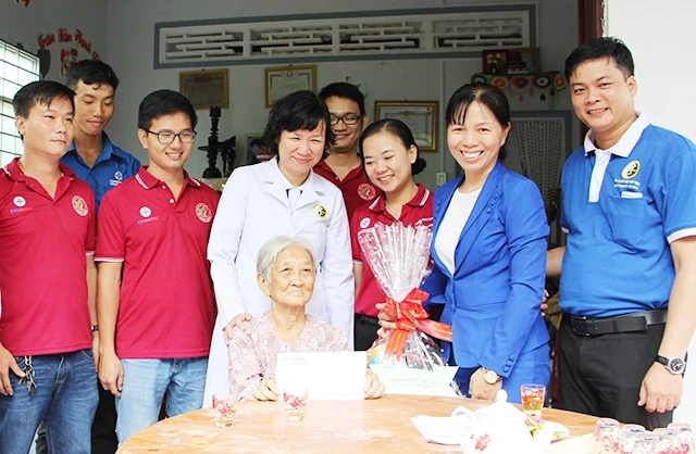 Đoàn viên thanh niên Tổng công ty Điện lực TP Hồ Chí Minh và các đơn vị tặng quà người dân ở tỉnh Bến Tre.