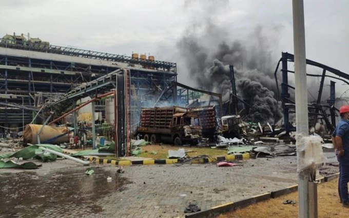 Khói bốc lên từ hiện trường vụ nổ ở nhà máy Yashashvi Rasayan. (Ảnh: Kamal Saiyed/Indian Express)