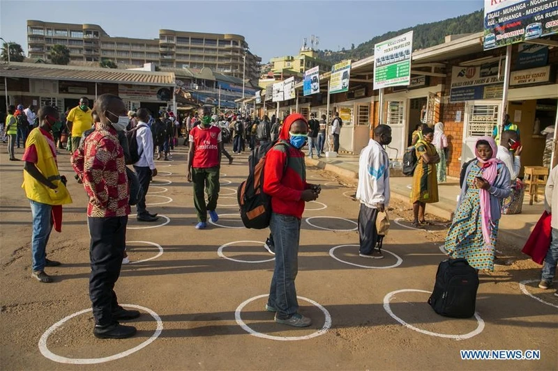 Người dân Rwanda thực hiện giãn cách xã hội khi chờ xe buýt (Ảnh: THX)