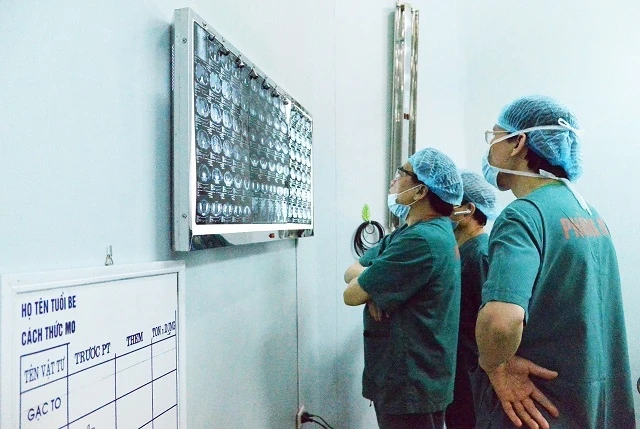 PGS, TS Trần Ngọc Lương, Giám đốc Bệnh viện Nội tiết Trung ương cùng các bác sĩ hội chẩn ca bệnh đặc biệt.