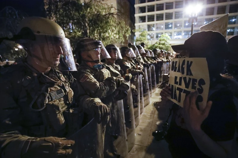 Lực lượng an ninh xếp thành hàng rào ngăn người biểu tình gần khu vực Nhà Trắng ở thủ đô Washington D.C tối 3-6. (Ảnh: AP)
