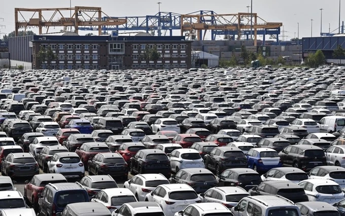 Những chiếc ô-tô mới tại cảng logistic ở Duisburg, Đức, ngày 3-6. Theo kế hoạch, ngành công nghiệp xe hơi của Đức sẽ nhận được sự hỗ trợ từ chính phủ. (Ảnh: AP)