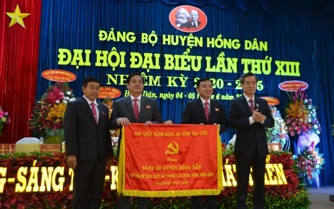 Lãnh đạo Tỉnh ủy Bạc Liêu tặng cờ thi đua cho Đảng bộ huyện Hồng Dân, có thành tích xuất sắc trong xây dựng nông thôn mới, giai đoạn 2015-2020. 