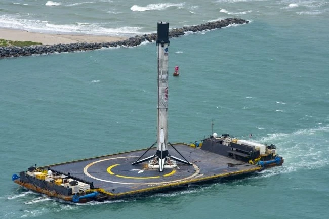 Tầng đẩy tên lửa Falcon 9 cập cảng Canaveral. Ảnh: SpaceX.
