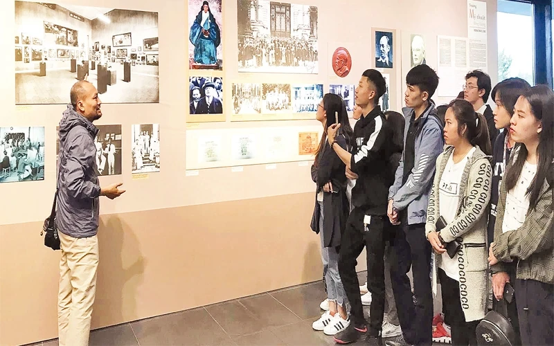 Khách tham quan triển lãm tại Bảo tàng Hà Nội.