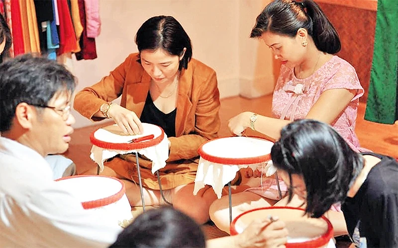 Lớp dạy nghề thêu tay tại tiệm may Tú Thị. Ảnh: LAN MAI