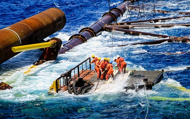  Người lao động Liên doanh Việt - Nga Vietsovpetro xây dựng giàn khoan khai thác dầu khí tại khu vực biển nước sâu.