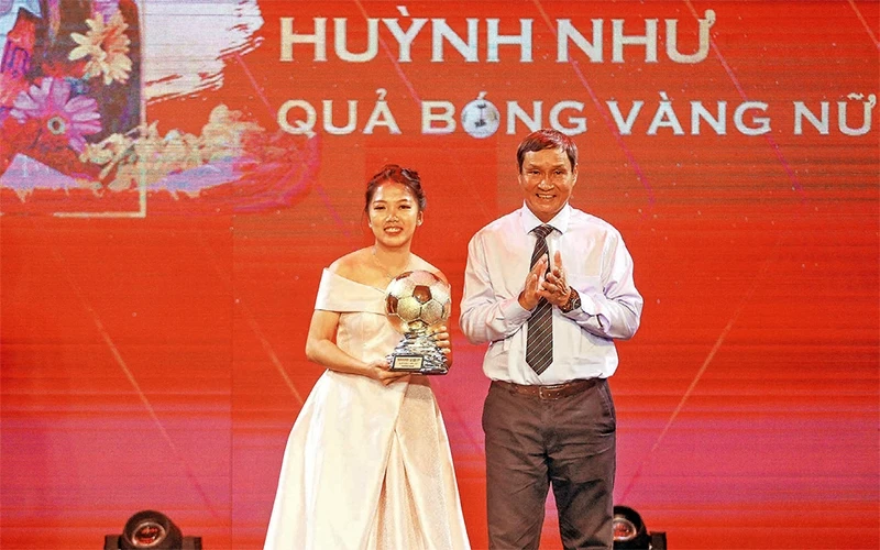 Huấn luyện viên đội tuyển bóng đá nữ quốc gia Mai Ðức Chung chúc mừng tuyển thủ Huỳnh Như đoạt giải Quả bóng vàng năm 2019.