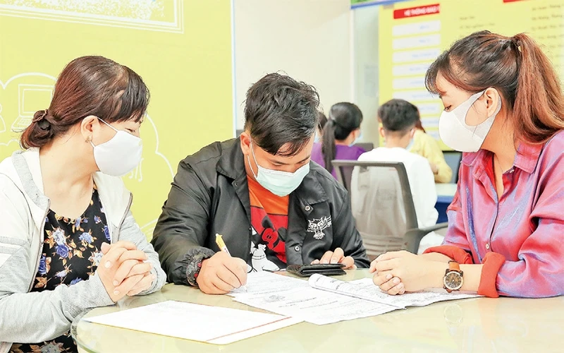 Phụ huynh, học sinh nộp hồ sơ bằng phương thức xét tuyển học bạ tại Trường đại học Công nghệ TP Hồ Chí Minh.