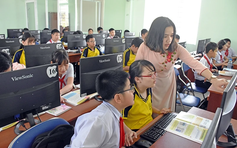Giờ tin học tại Trường THCS Tây Sơn, quận Hải Châu, TP Ðà Nẵng. Ảnh: NGUYÊN ANH
