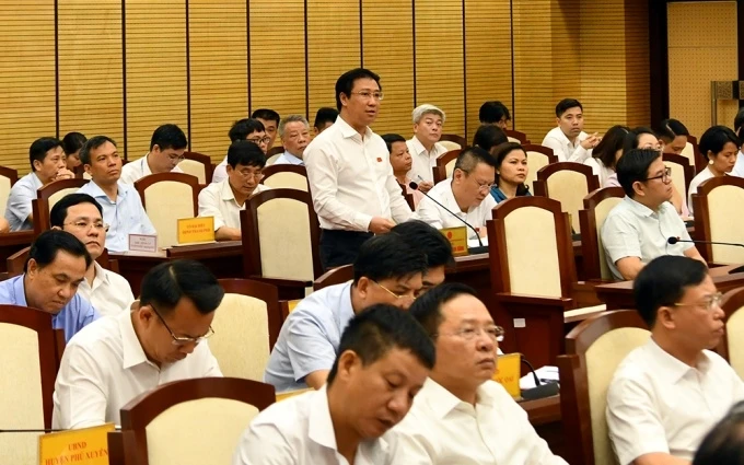 Đại biểu HĐND quận Hai Bà Trưng Nguyễn Thanh Bình phát biểu ý kiến chất vấn tại phiên giải trình.