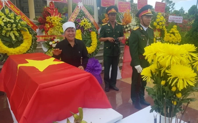 Tổ chức Lễ truy điệu và an táng 17 liệt sĩ đặc công tại Nghĩa trang Liệt sĩ huyện Phước Sơn.