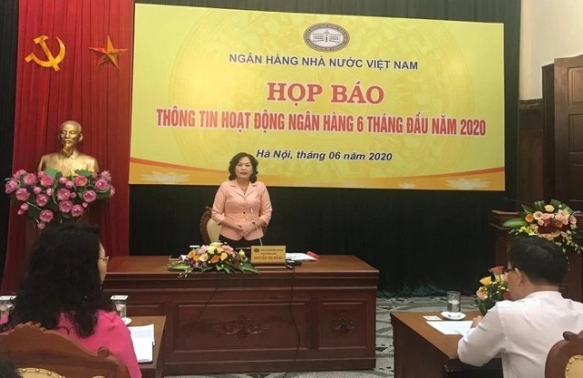 Phó Thống đốc NHNN Nguyễn Thị Hồng phát biểu tại buổi họp báo.