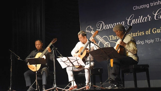 Các nghệ sĩ guitare Phan Xuân Trí, Kozo Tate và Lê Hoàng Minh trong đêm nhạc “Danang Guitar Concert 2019”.