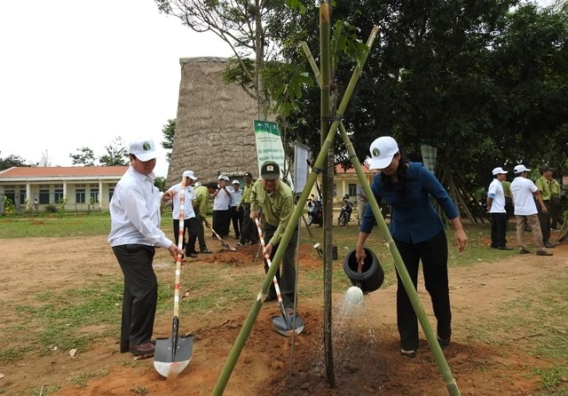 Các đại biểu trồng cây tại buổi lễ phát động.