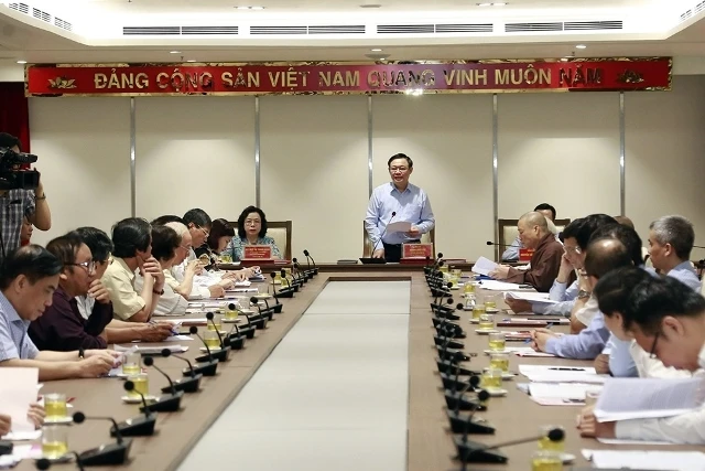 Đồng chí Vương Đình Huệ, Ủy viên Bộ Chính trị, Bí thư Thành ủy phát biểu ý kiến tại hội nghị.