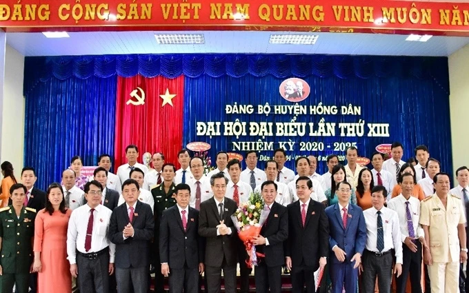 Bí thư Tỉnh ủy Bạc Liêu Nguyễn Quang Dương tặng hoa BCH Đảng bộ huyện Hồng Dân nhiệm kỳ mới. 