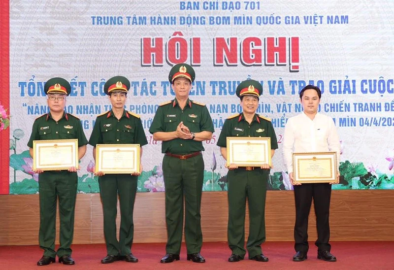 Thượng tướng Trần Quang Phương trao thưởng cho các tập thể, cá nhân có thành tích xuất sắc trong tổ chức cuộc thi. Ảnh: VNMAC.