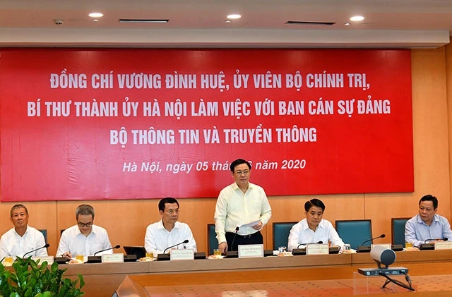 Bí thư Thành ủy Hà Nội Vương Đình Huệ phát biểu tại buổi làm việc.