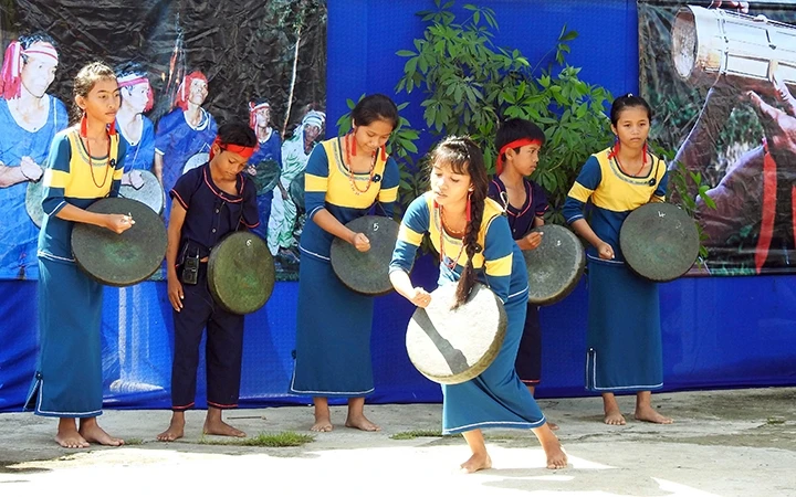 Thiếu niên đội mã la gia tộc Pi Năng (Ninh Thuận) biểu diễn tại hội thi nhạc cụ dân tộc Ra Glai. Ảnh: NGUYỄN TRUNG