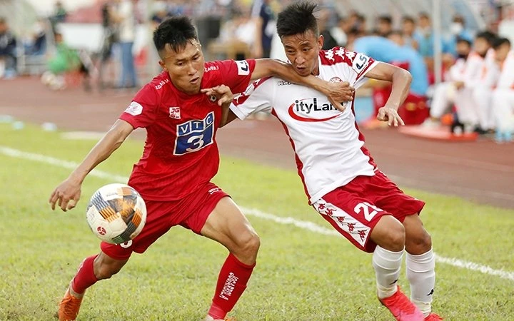Pha tranh bóng giữa cầu thủ đội Hải Phòng (áo đỏ) và câu lạc bộ thành phố Hồ Chí Minh. Ảnh: NHƯ Ý
