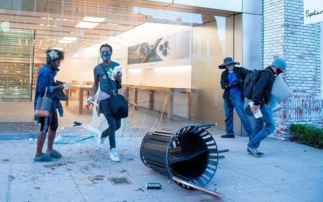 Lợi dụng các cuộc bạo loạn, nhiều người đã đánh cắp thiết bị tại các cửa hàng của Apple.
