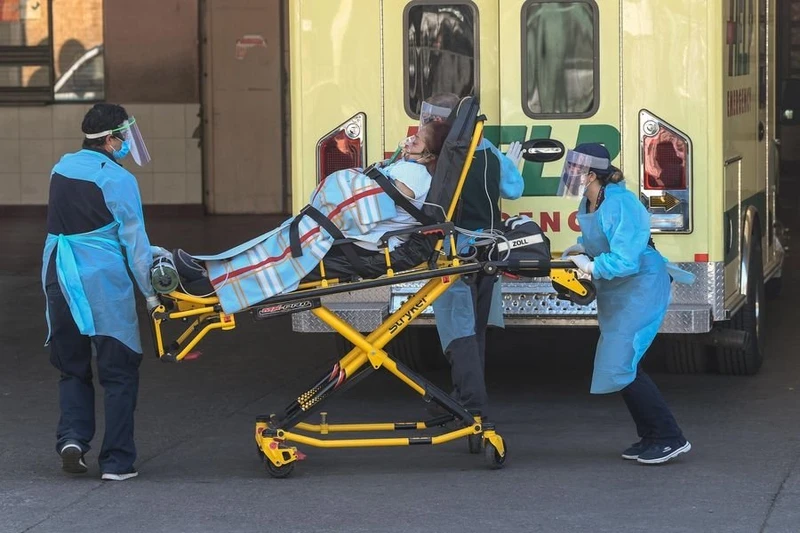 Các nhân viên y tế đưa bệnh nhân Covid-19 tới bệnh viện San Jose ở Santiago, Chile. (Ảnh: THX).
