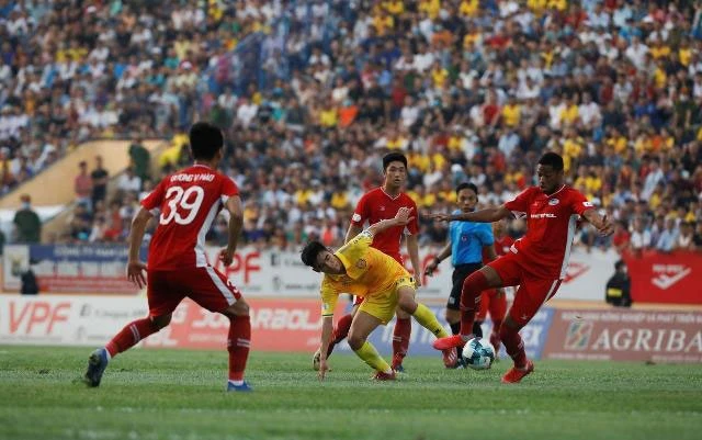 V.League gây ấn tượng mạnh trong ngày trở lại với chật kín khán giả trên sân Thiên Trường trong cuộc đối đầu giữa chủ nhà Nam Định và đội khách Viettel.