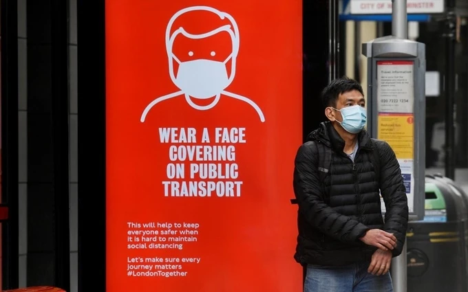 Người đàn ông đeo khẩu trang trong lúc chờ xe buýt tại London, Anh, ngày 5-6. (Ảnh: Reuters)