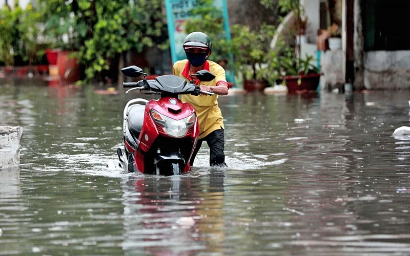 Nhiều tuyến đường tại phường Linh Ðông, quận Thủ Ðức ngập nặng sau cơn mưa. Ảnh: Ngọc Dương