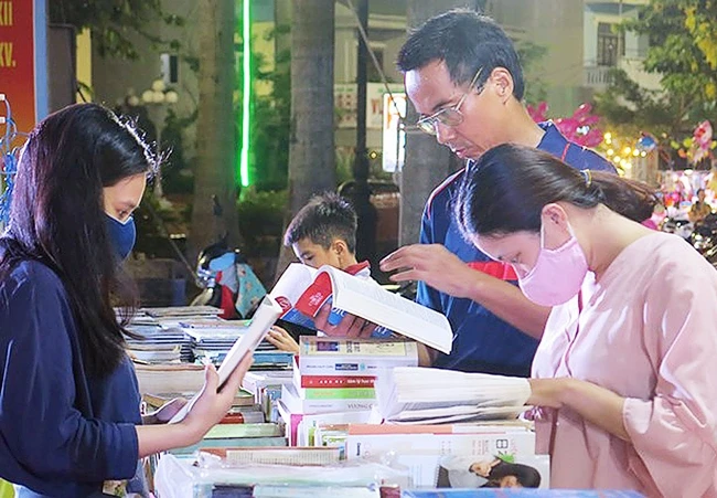 Hội chợ sách xuyên Việt thu hút sự quan tâm của nhiều độc giả. Ảnh: MINH HIỀN