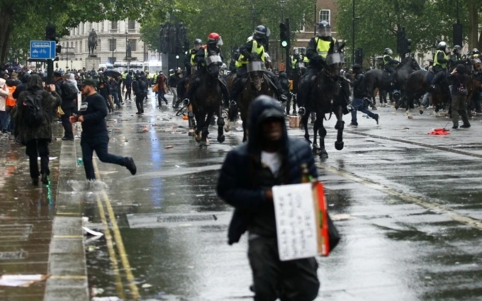 Cảnh sát Anh đụng độ với người biểu tình chống phân biệt chủng tộc gần phố Downing, ngày 6-6. (Ảnh: Reuters)