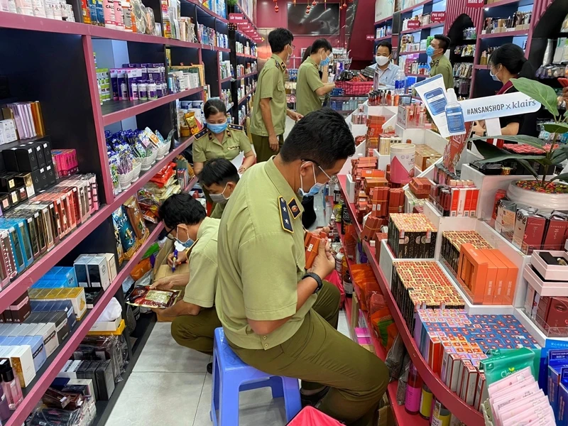Lực lượng QLTT phát hiện hệ thống cửa hàng Ansan Cosmetics bán hàng không rõ nguồn gốc. 