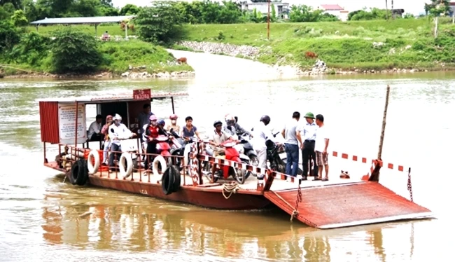 Một chuyến đò chở khách tại bến đò Lạng (xã Song Lãng, huyện Vũ Thư, Thái Bình).
