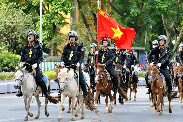 Lực lượng Cảnh sát cơ động Kỵ binh, thuộc Bộ Tư lệnh Cảnh sát cơ động diễu hành, ra mắt các đồng chí lãnh đạo Đảng, Nhà nước, các đại biểu Quốc hội tham dự Kỳ họp thứ 9, Quốc hội khóa XIV.