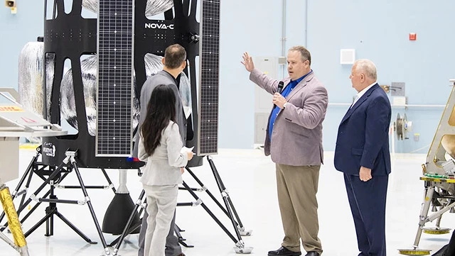 Các kỹ sư của NASA giới thiệu với đối tác về Chương trình Artemis. Ảnh: NASA