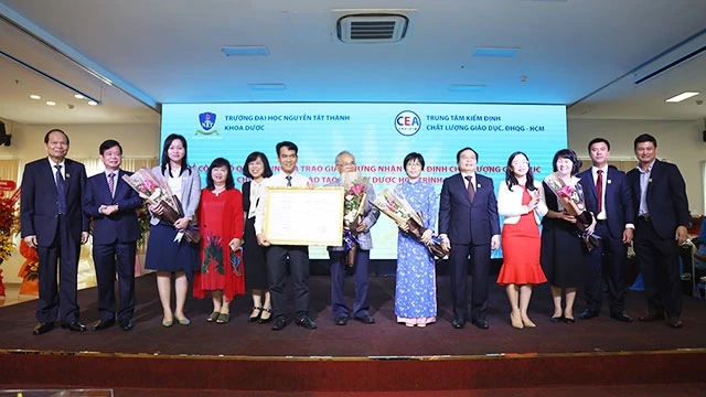 Trường ĐH Nguyễn Tất Thành đạt chuẩn kiểm định ngành Dược học