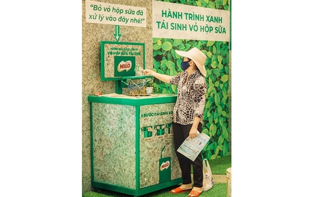 Khách hàng siêu thị Co.opmart Huỳnh Tấn Phát (quận 7, TP Hồ Chí Minh) tham gia thu gom vỏ hộp sữa Milo.