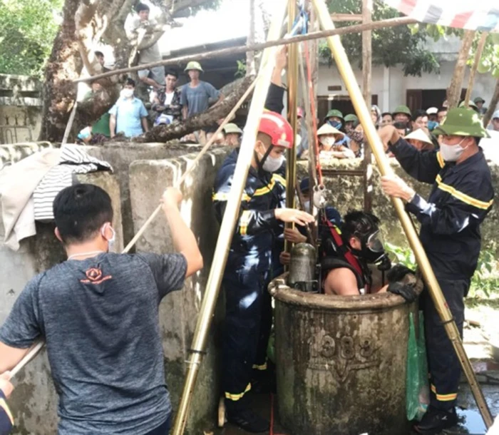 Lực lượng chuyên nghiệp tìm cách tiếp cận giếng sâu cứu hộ người gặp nạn.