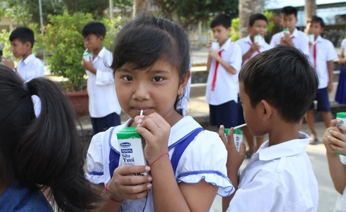 Học sinh Trường Tiểu học Tân Sơn, Trà Vinh hào hứng với hoạt động uống sữa tại trường.
