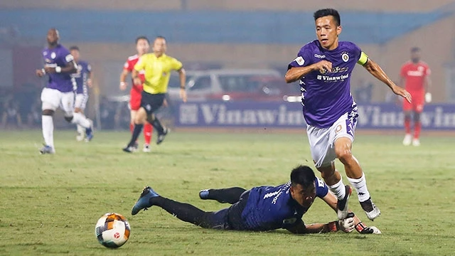 Pha bóng trong trận CLB Hà Nội gặp Hoàng Anh Gia Lai ngày 6-6 trong khuôn khổ V.League 2020. Ảnh: LÊ MINH